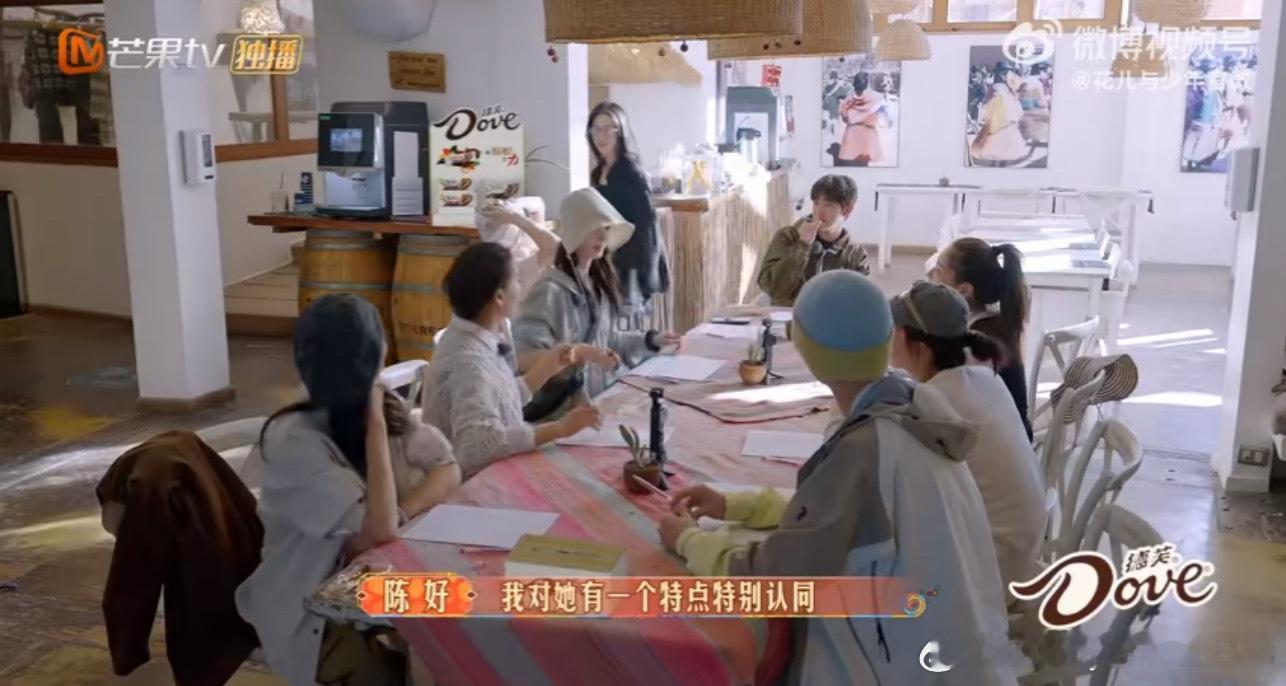 #周雨彤花少公认拍照好看#周雨彤是花少团公认拍照小能手，不得不说周姐是有两下子的