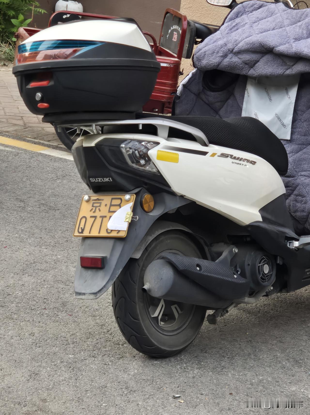 小区里的小朋友太淘气 家长也不管
给人家摩托车贴个小卡片，稍有不注意上路就罚款了