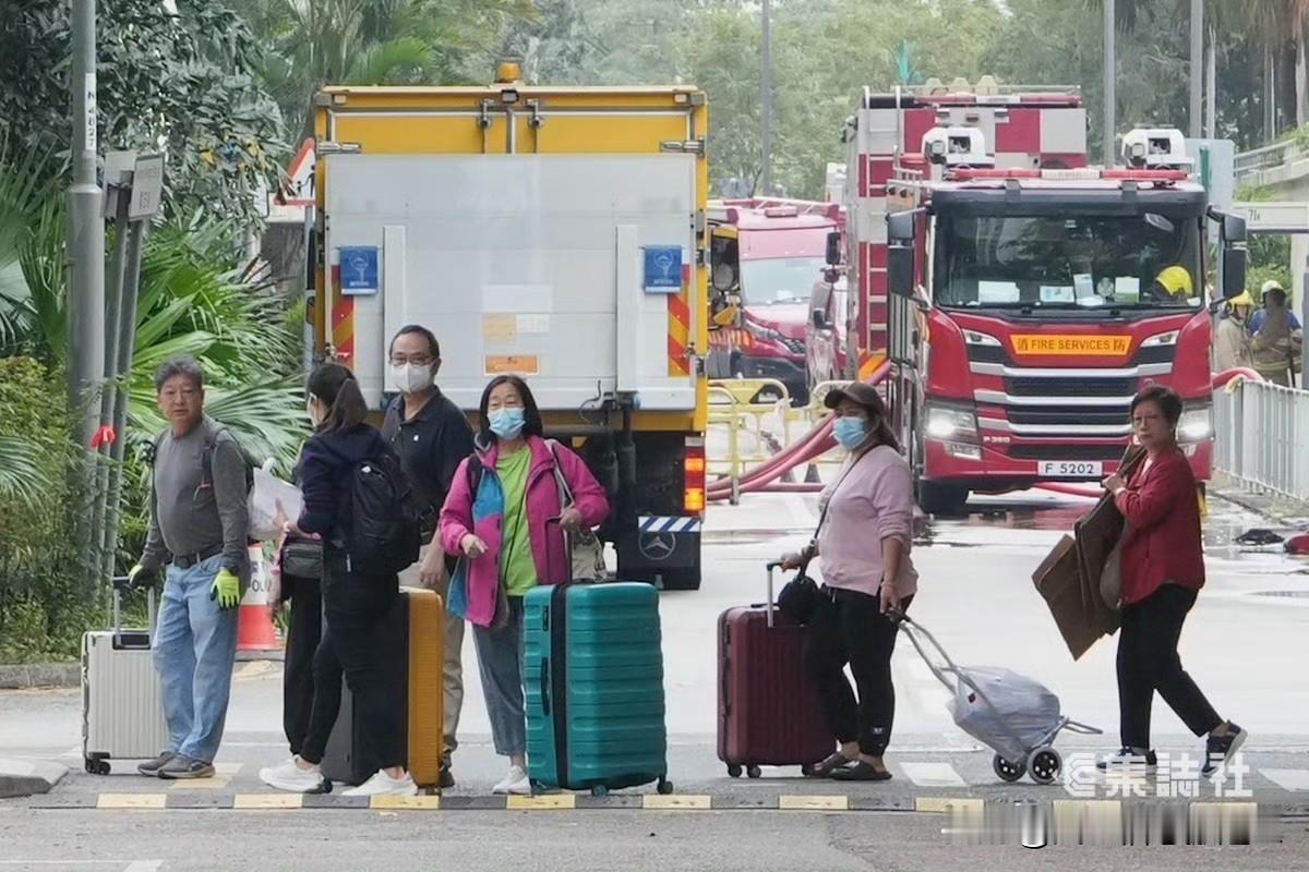 因为风向，而逃过一劫的宏志阁居民，今日可以返回领取个人物品，每户只能2人，每次逗