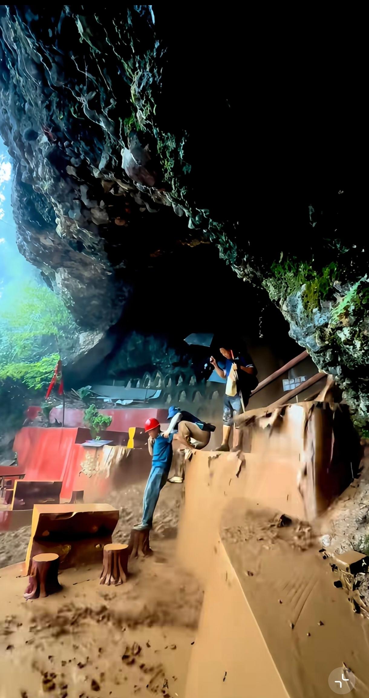 还不紧不慢的，真牛人呀！ 下雨天还是不要上山，再有兴致也不淌这种黄泥汤子呀。从近