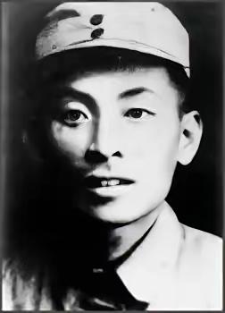 1935年，红军师长冯品泰写好投降信准备带全师投敌，21岁政委连夜拍桌：绑了！多