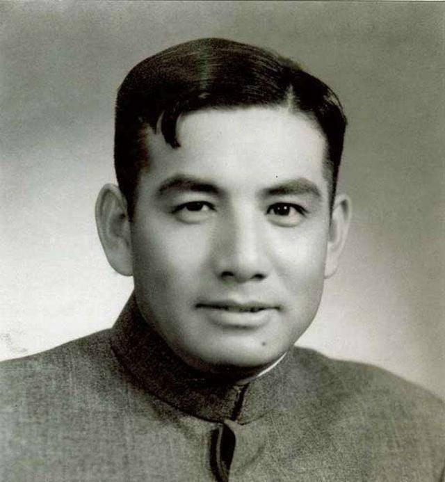 1925年初冬，陕西长安的祖庙前，一位二十出头的青年在土墙上挥笔写下《正气歌》全