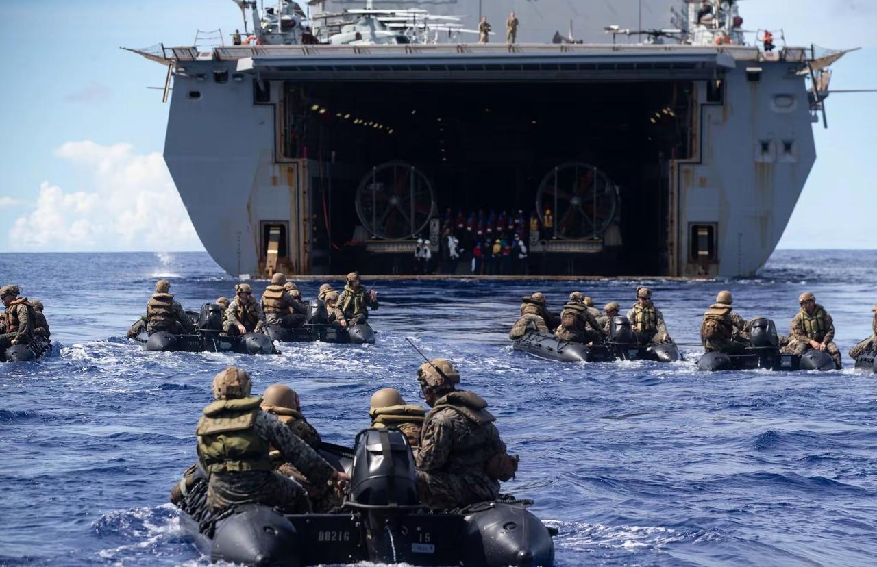 美国总统特朗普说，要先轰炸，然后派遣美国海军陆战队占领伊朗的“皇冠上的明珠”：哈