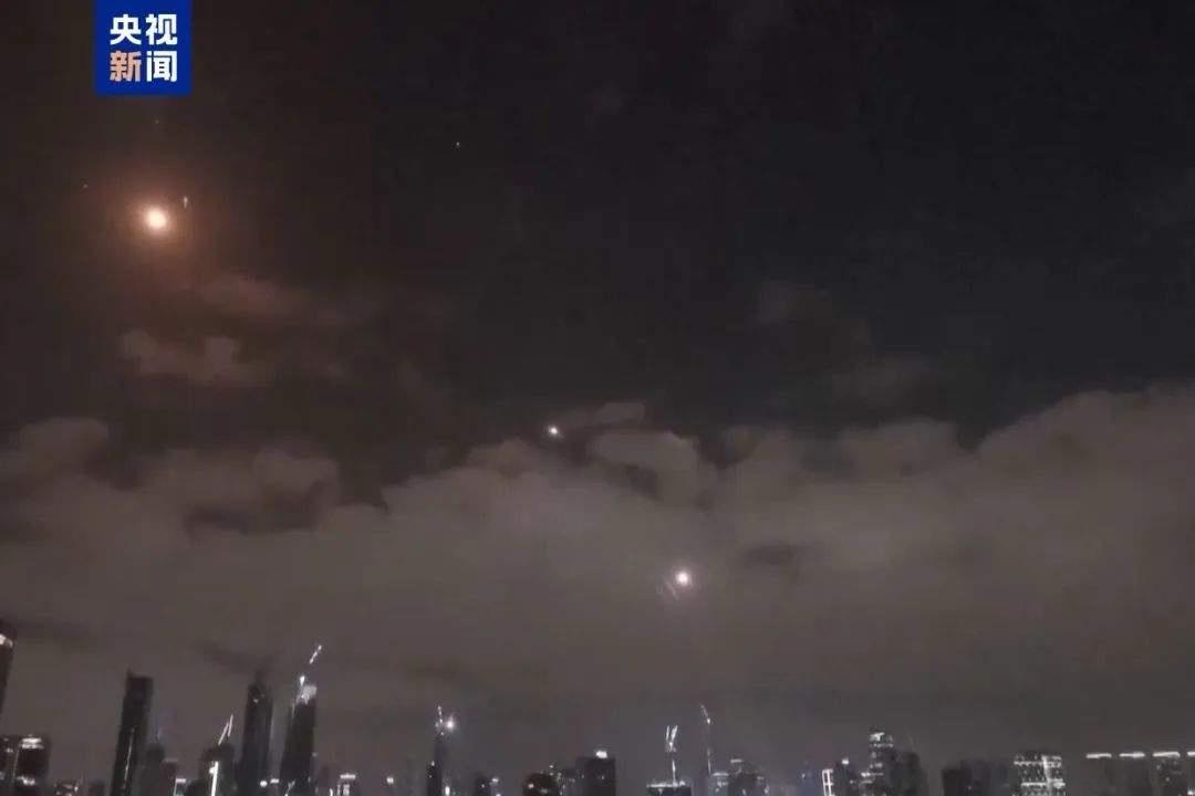 近期，以色列对伊朗的军事行动不断升级，其领导人多次暗示要推动伊朗政权更迭。这一危