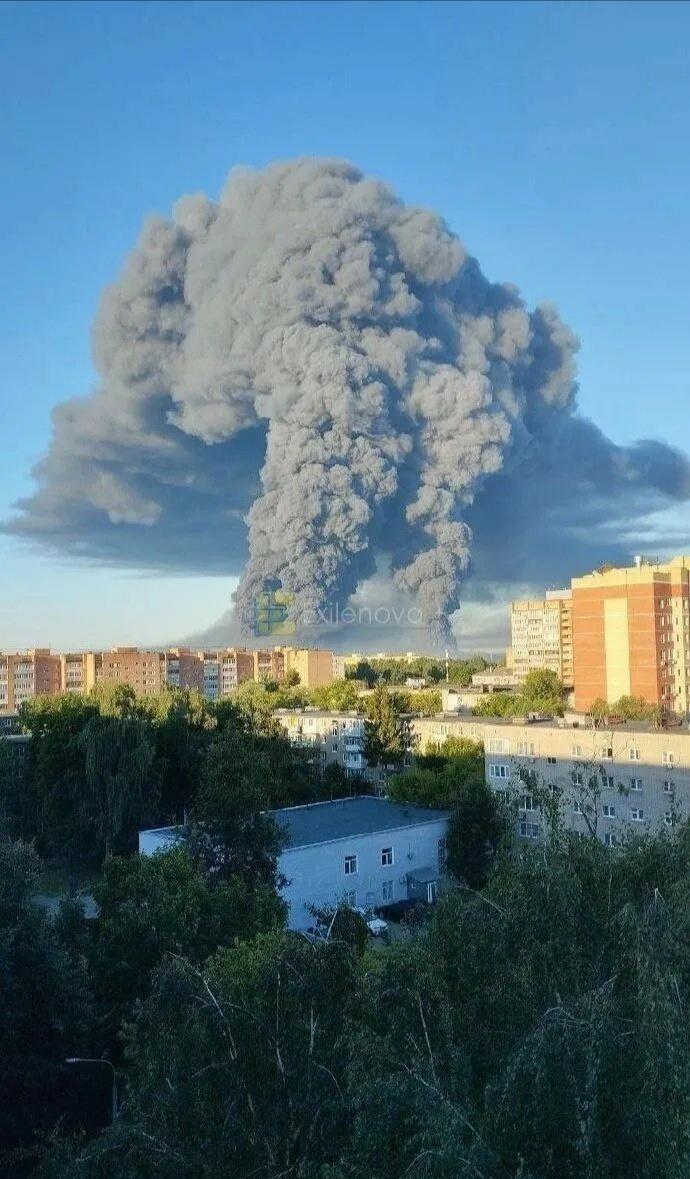 莫斯科损失惨重，大型仓库被袭，百亿卢布货物付之一炬。俄乌之间陷入了袭击，报复，再
