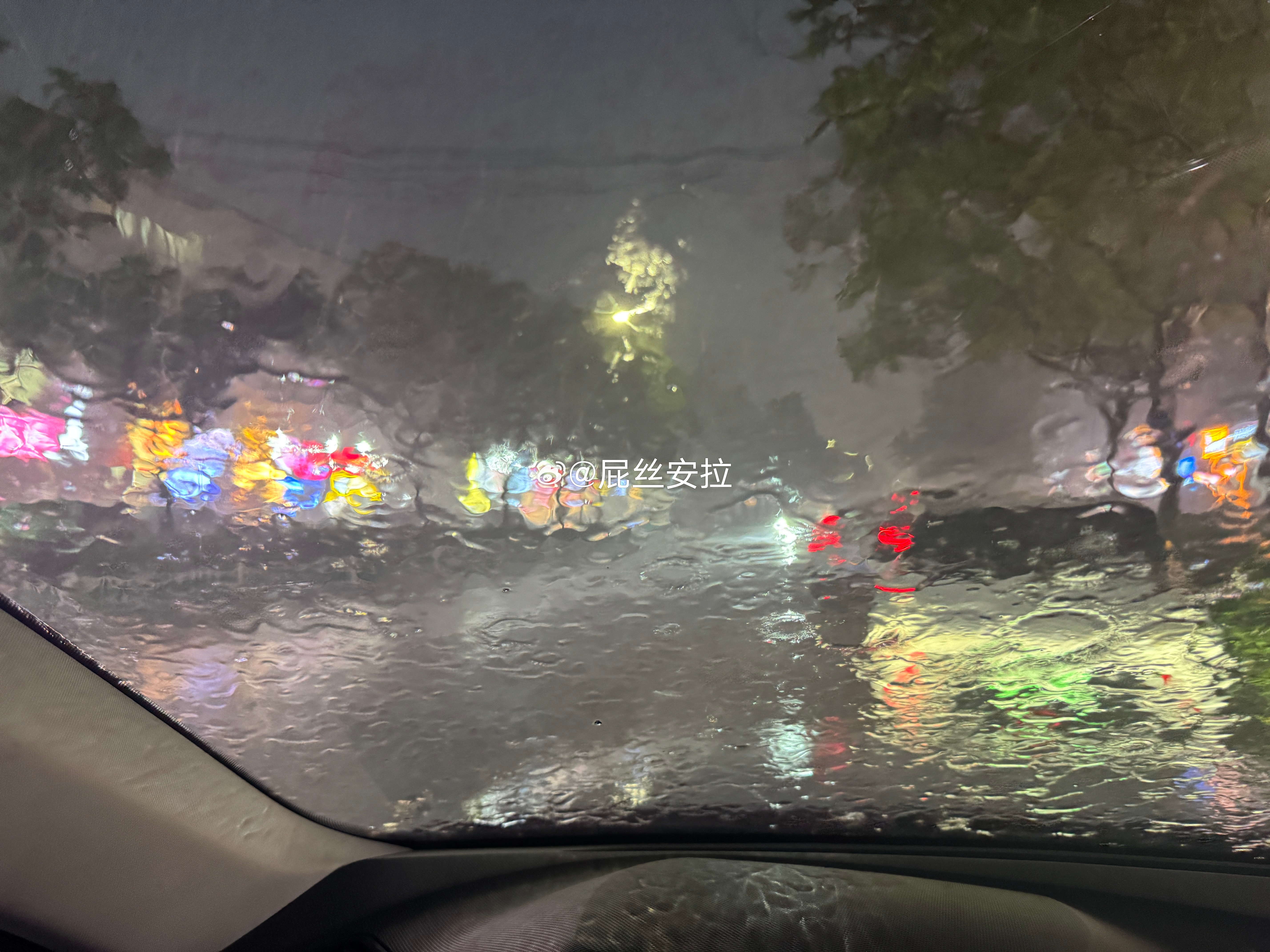 和多多刚吃完面出来就下起了大雨点，我俩赶紧跑回车里，关上车门的瞬间感觉天就像漏了