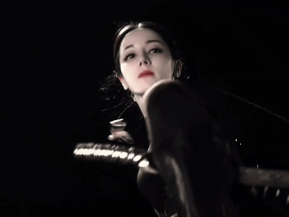 迪丽热巴今年交出两份满分演技答卷粉实力演员的快乐就是这样吧，在不一样的剧中好像看