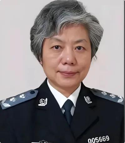 中国人民公安大学李玫瑾说："与人聊天，少说自己的孩子。如果孩子表现不好，通过你的