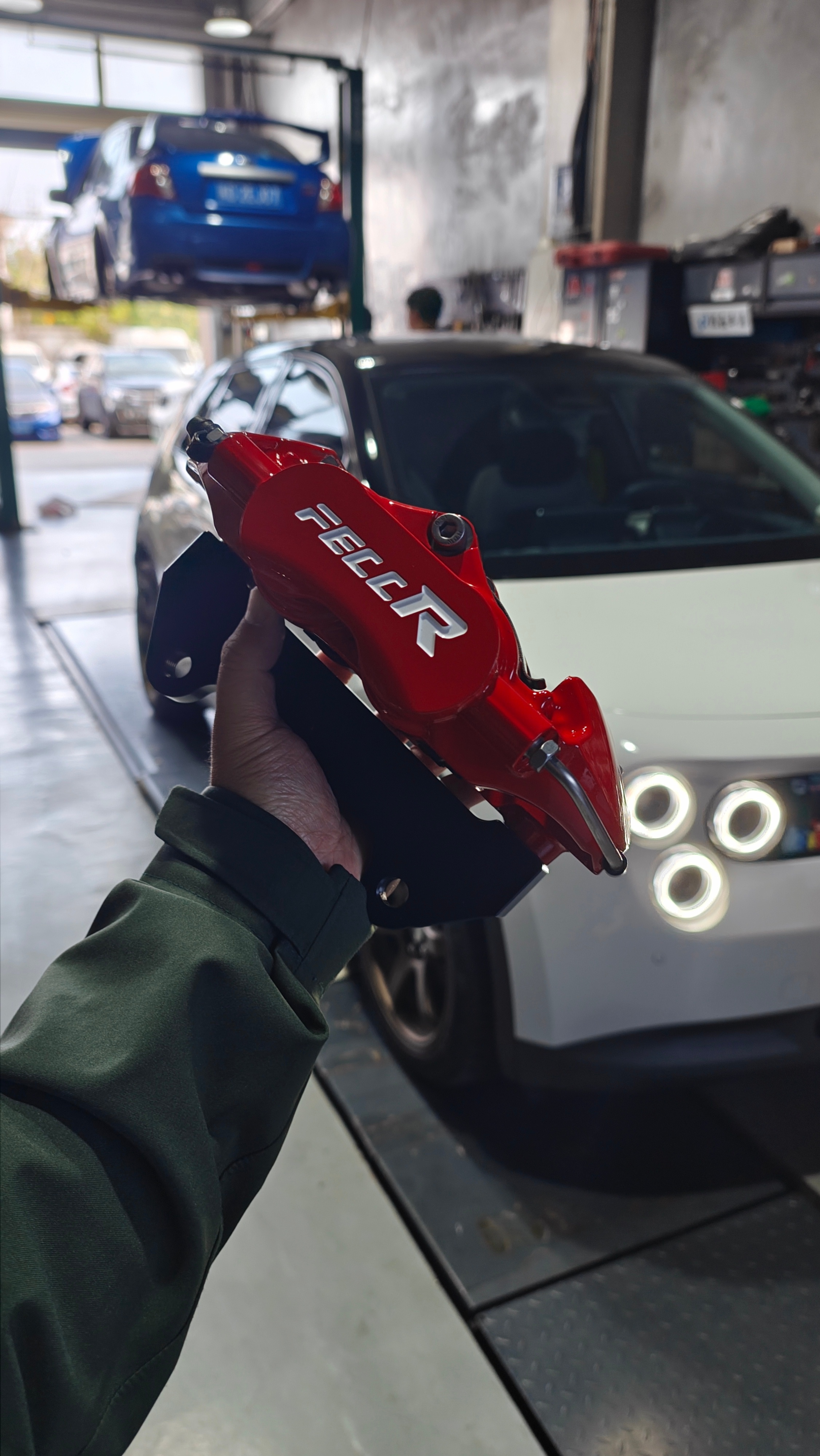 带小虫子来改一下刹车，很克制，选了飞资的ST4，小改怡情。大v聊车新能源汽车