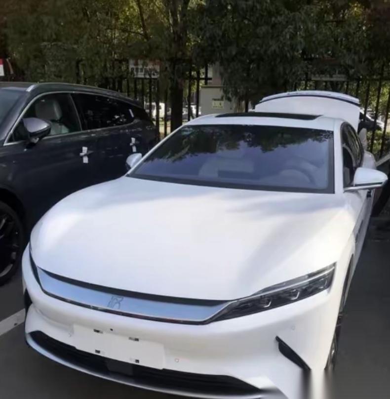 一位车主花 27 万买的比亚迪，开了六年 16 万公里，换备胎时突然愣住——车轮