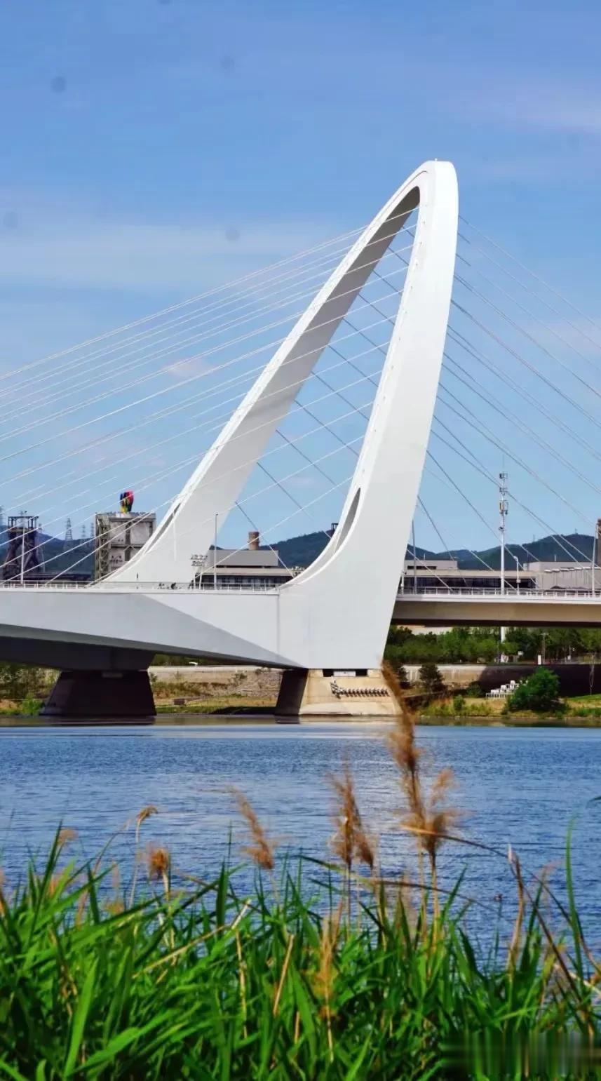 北京冬奥公园，位于长安街西延长线，与永定河绿色生态走廊交汇处。

园内北有秀池，