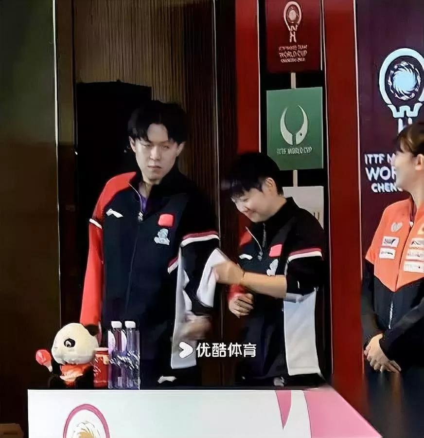 头哥又破防了！抽签现场…

直接把号牌塞给莎莎，这默契谁懂？只见1号签刚亮相，头