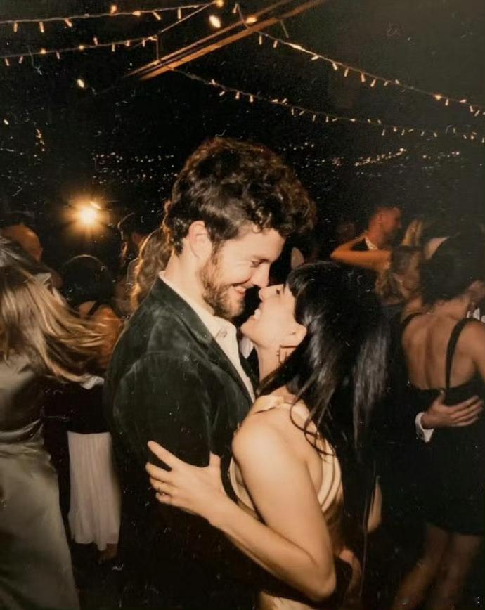 黑袍纠察队休伊爆头女结婚杰克奎德克劳迪娅杜米特结婚 据外媒，杰克·奎德、克劳迪娅