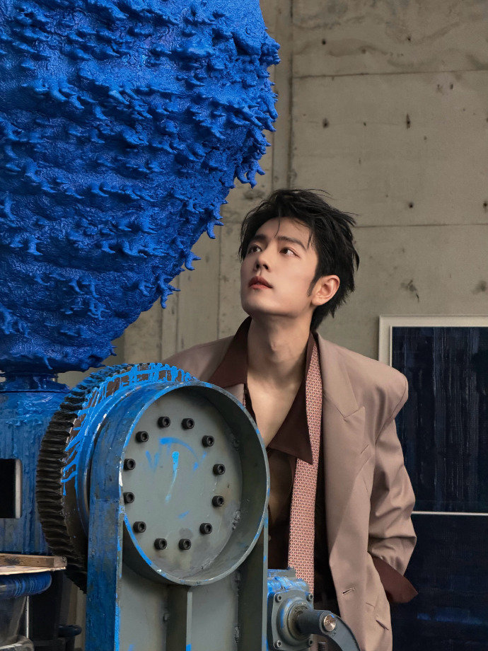 肖战胸肌线条好明显肖战的中秋福利 肖战的中秋福利，肖战胸肌线条好明显，谁懂这个杂