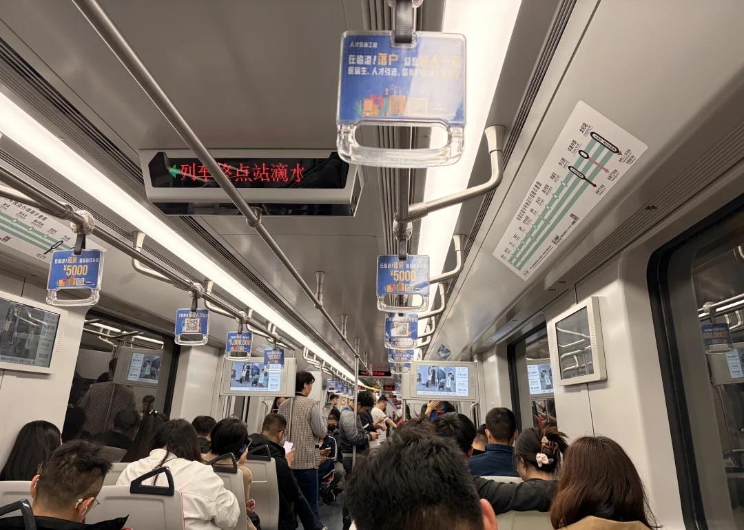 上海地铁16号线｜坐慢车回家。
回家也不要急，大站车（龙阳路-滴水湖46分钟）也