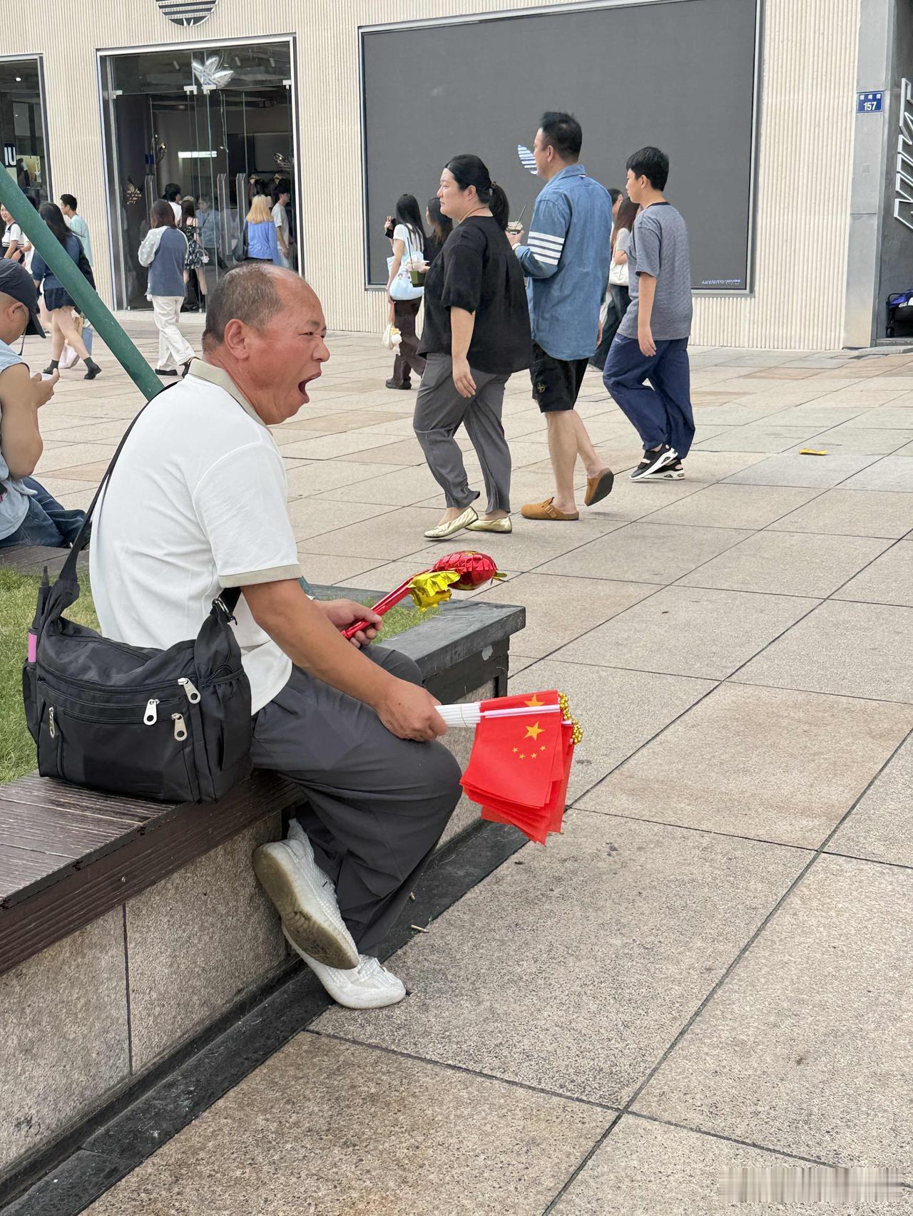 友友说：
祖国在我心里的位置，
就像我在祖国心里的位置一样。
这才是实实在在的幸