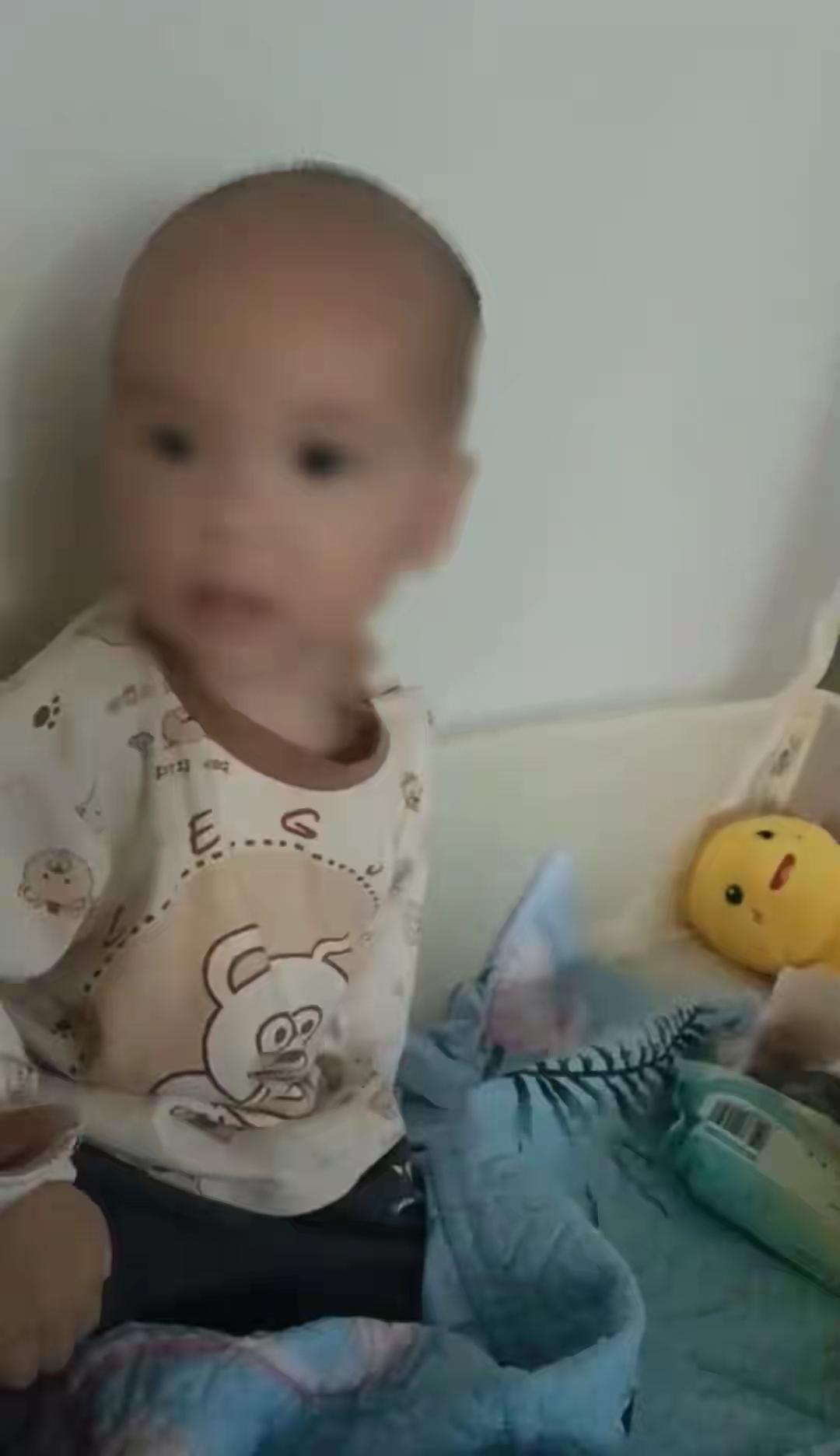 一岁半幼童被父亲出轨的女同事郭某踢si。爷爷出面发声，不认这个儿子了。母亲起诉追