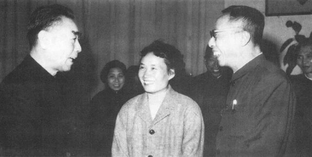 1963年11月10日，周恩来在接见特赦人员时与溥仪夫妇交谈。