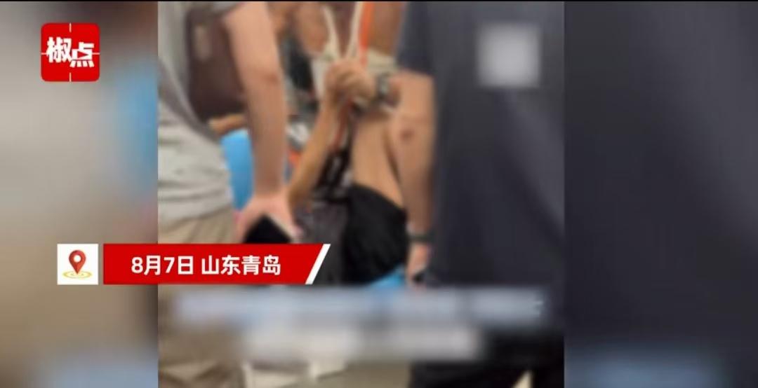 “坏人变老了！”山东青岛，一小伙在地铁上好好坐着，却被一个大爷强行要求让座，小伙