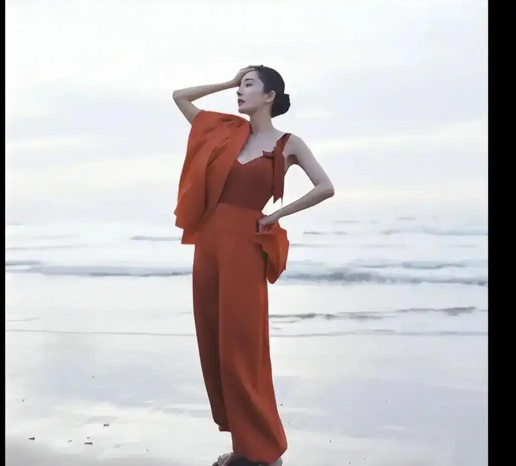 37岁的杨幂在《时尚COSMO》封面上以惊艳状态亮相，红裙白马、紫纱海风，将岁月