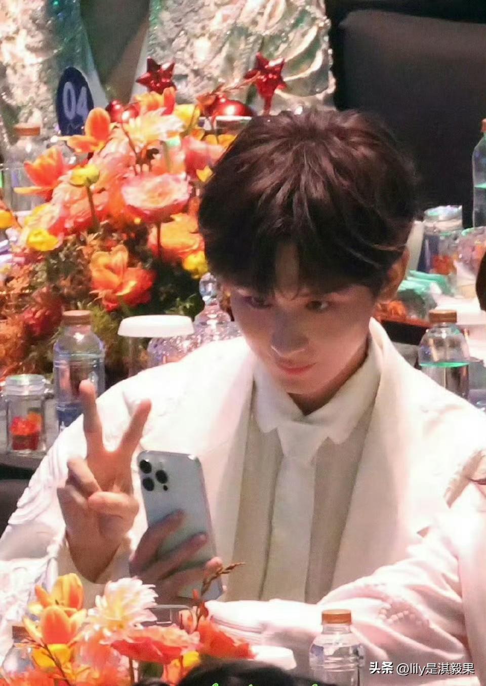 原来真的不是成毅手机的问题，成毅在和别人一起自拍时，在别人的镜头里也是小驴模样，