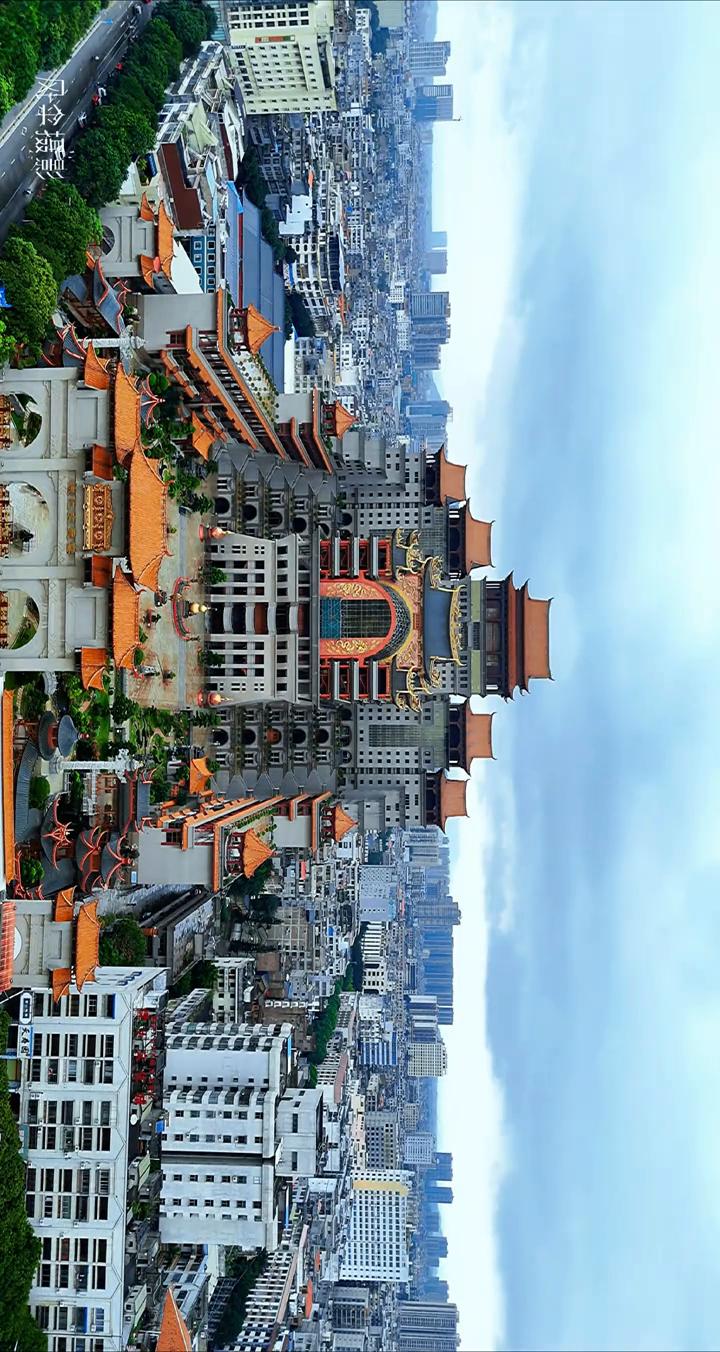 凌空航拍玉林大地，恢弘壮丽的云天宫巍然矗立。这座被誉为广西布拉宫的巨型仿古宫殿，