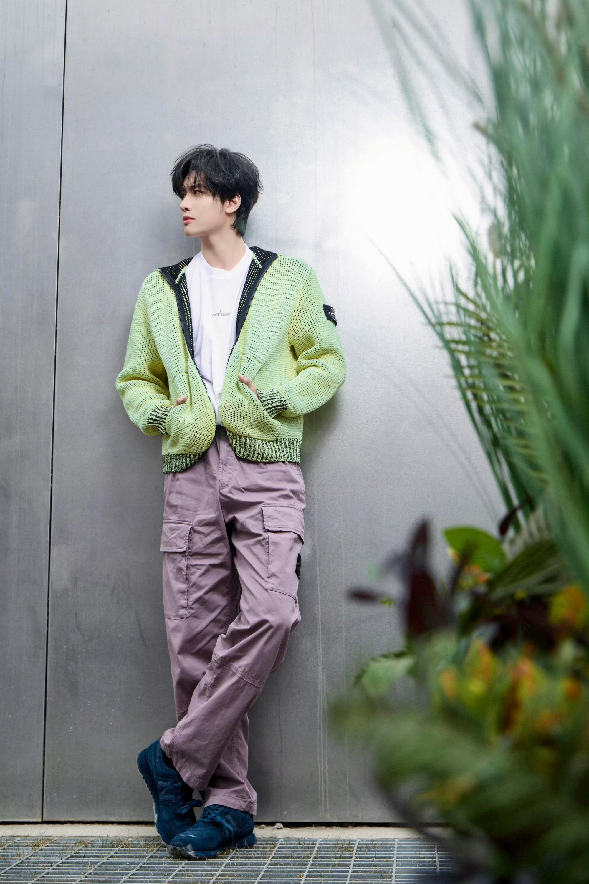 展轩 × 全新造型大片，一袭绿色针织外套搭配工装裤出镜，all in STONE