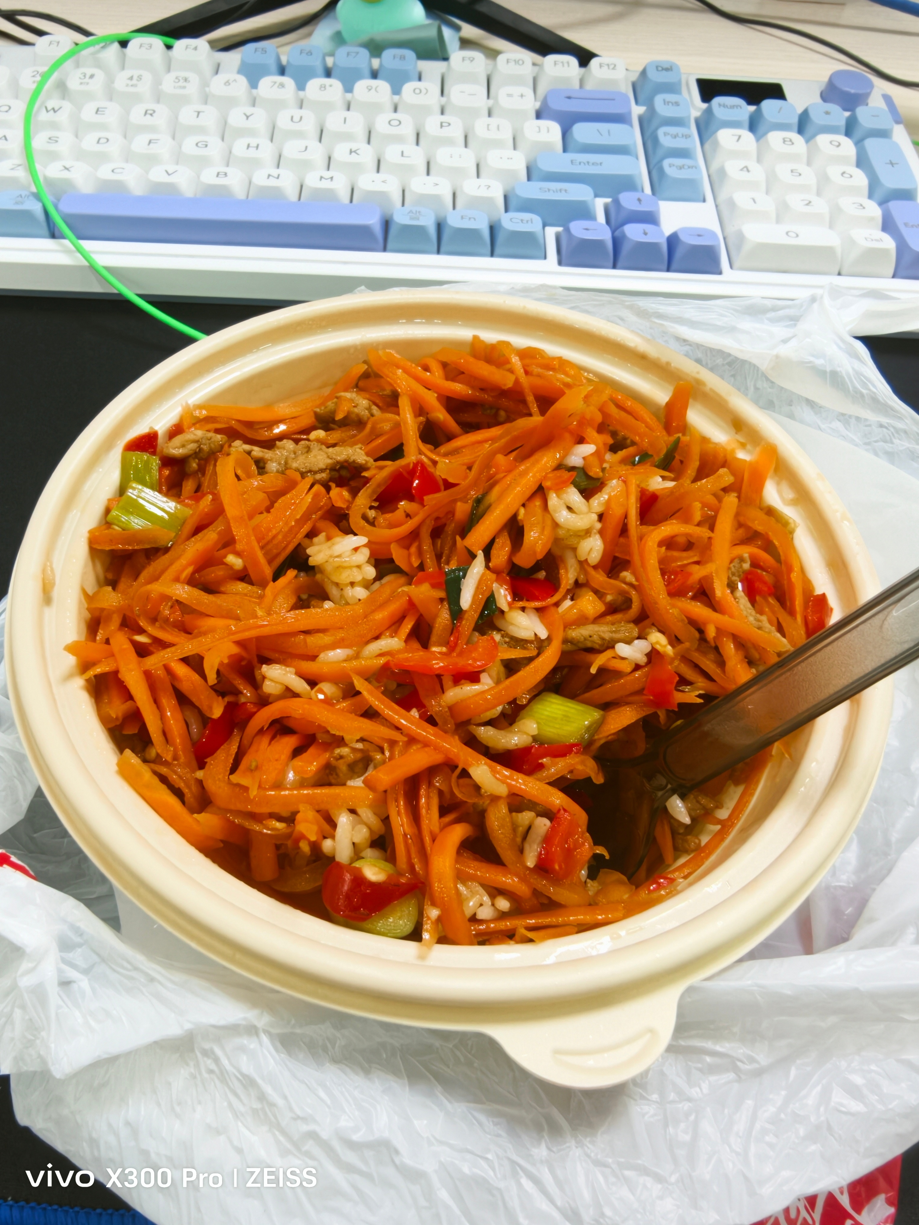 ！！！先吐槽下中午的饭，胡萝卜炒肉盖浇饭，饭菜太干了，吃起来不好吃，只有辣味。我
