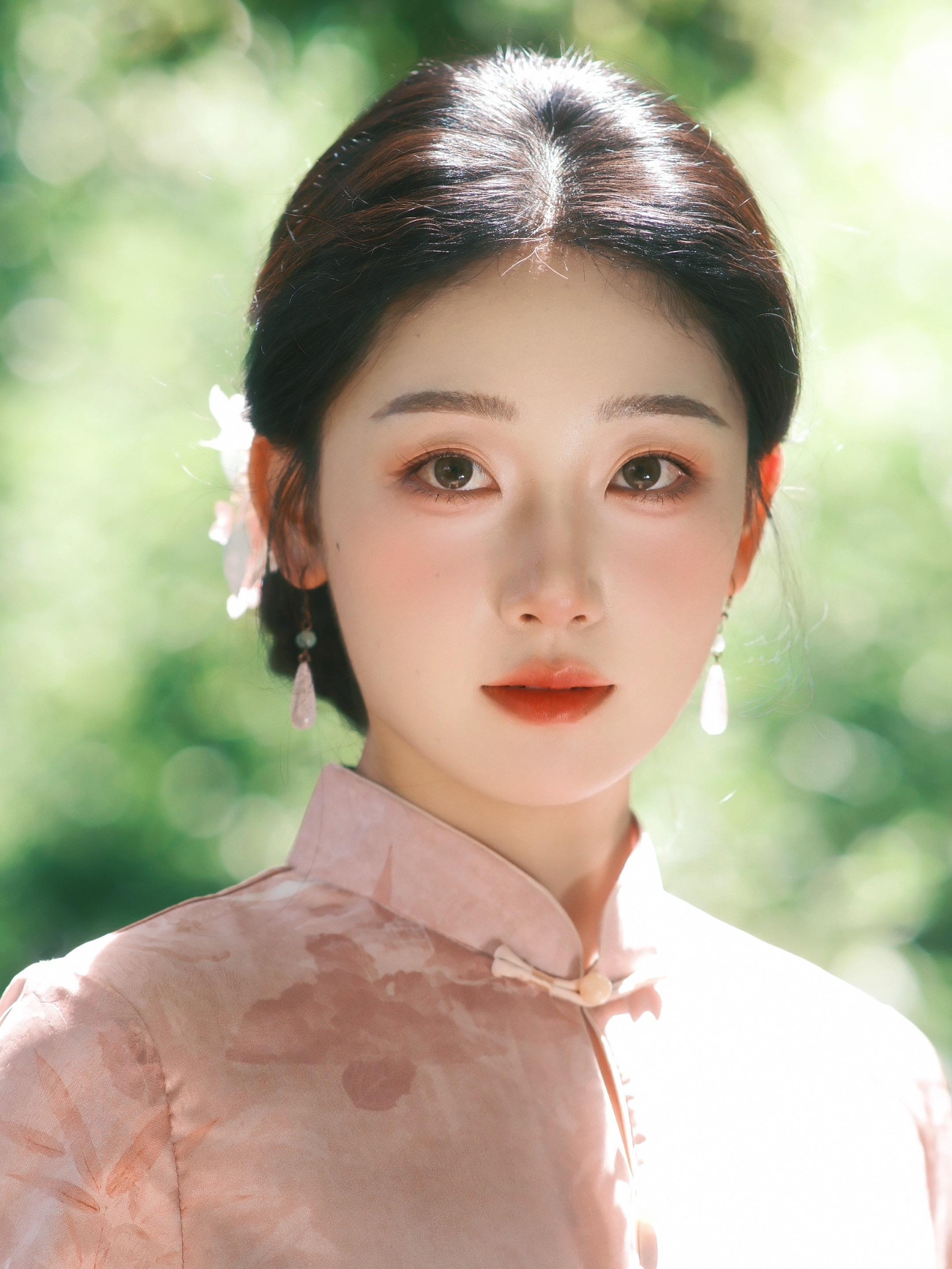 依旧桃花面，频低柳叶眉。