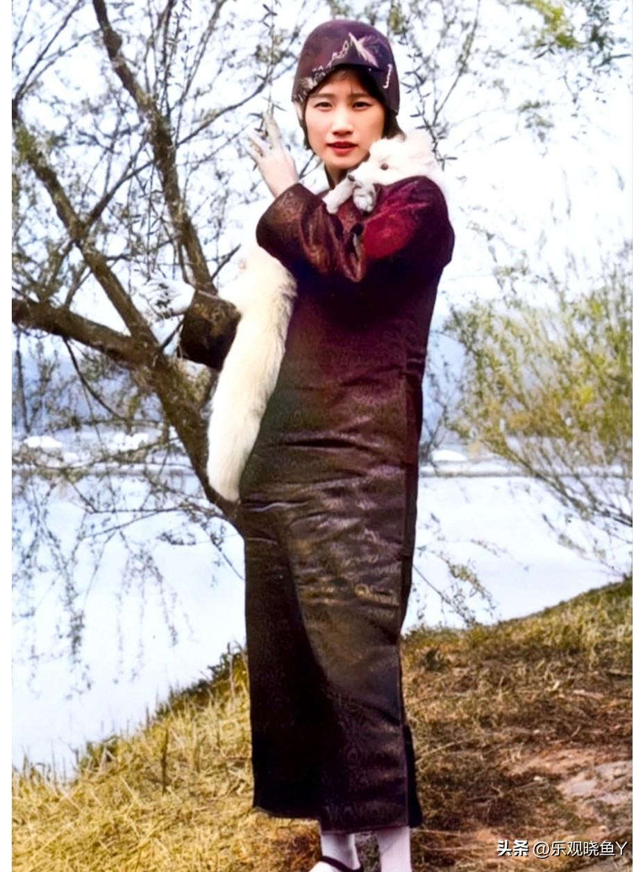 这是陆小曼到杭州游玩时在西湖边的一张留影老照片，拍摄一九三一年。这可不是演戏，也