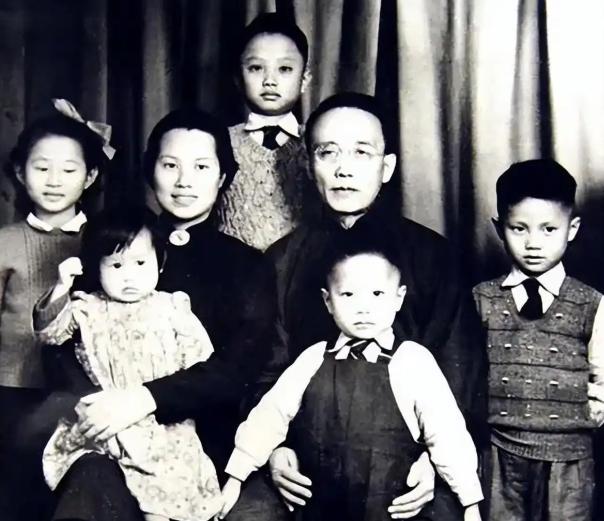 1978年，郭沫若在北京去世，藏了几十年的怪事露了底：他早年在日本抛下五个年幼的