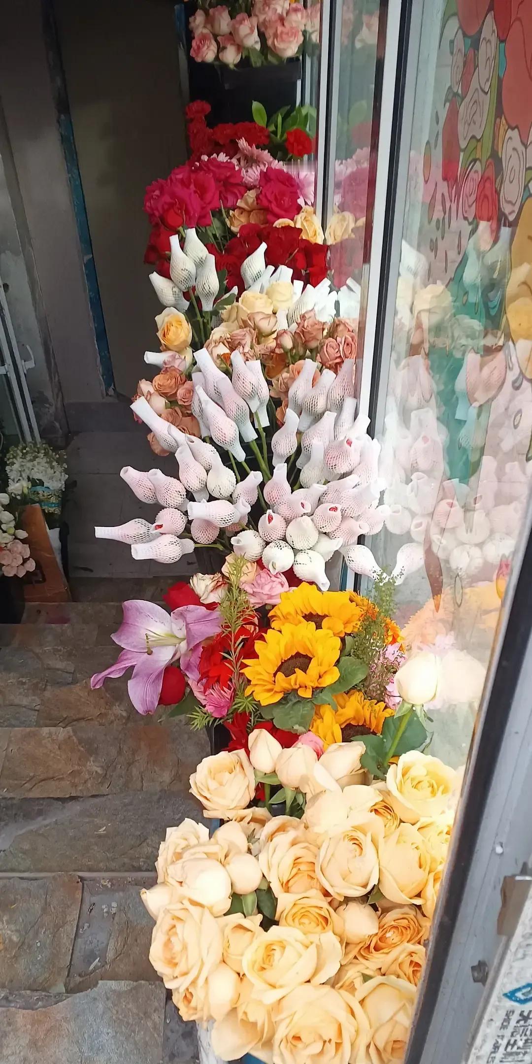 一篇《放弃交配权》的帖子把年轻人不敢结婚生娃的账本全摊开。
彩礼四十万、房贷两百