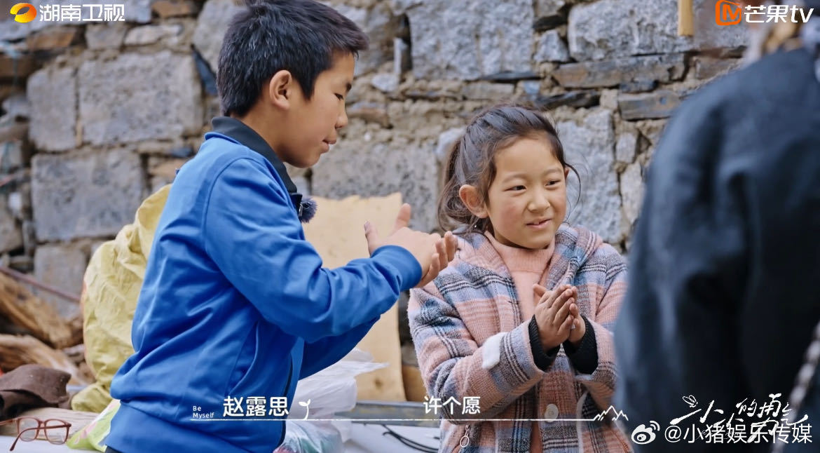 小小的勇气给村民拍家庭纪念照拍照不只是为了记录时光，拍立得照片的愿望设定让每一张