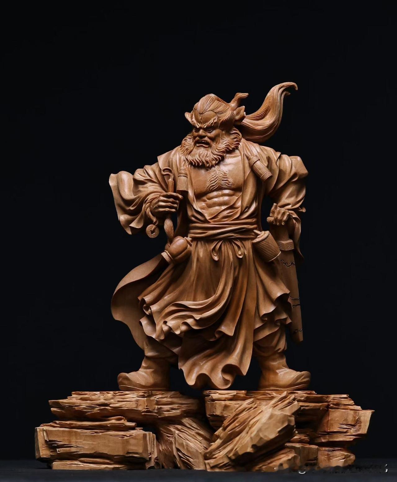 有些钟馗像，
一眼看去，气就很重。

这尊印度老山檀香《钟馗》，立于山石之上，袍