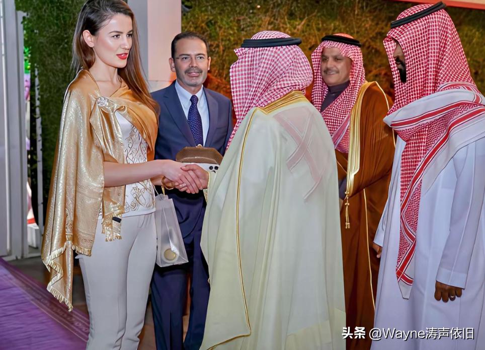 难怪都说乌克兰出美女！你看这位美女，就是乌克兰驻阿曼大使，名叫奥尔加·谢丽赫。