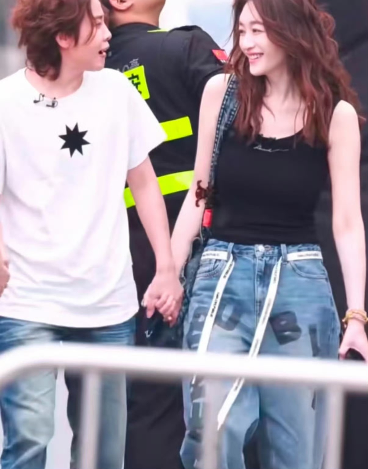 王濛李小冉对视有点好嗑 好六这期太会玩了！王濛和李小冉被拉来对视battle，表