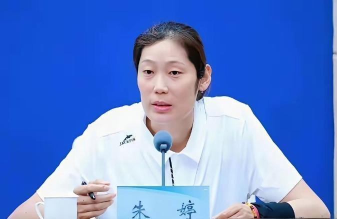 2025年5月的球衣更新，让那件承载无数荣耀的2号战袍悄然易主；当时只图新鲜与迅