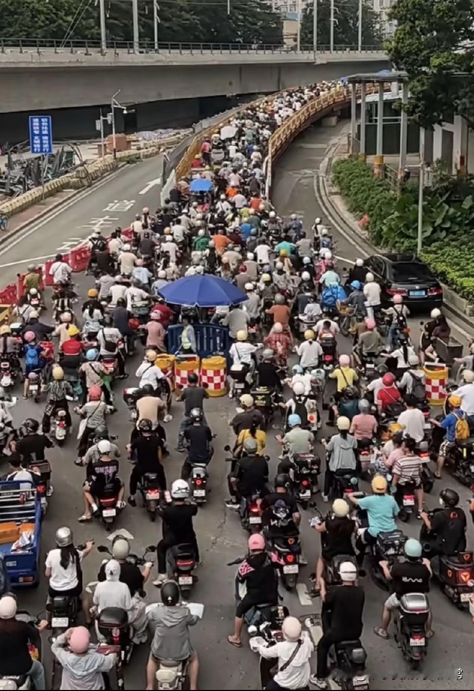 广州电鸡，像极了当年海珠桥的自行车潮！
 
上世纪自行车‘过江之鲫’，如今电动自