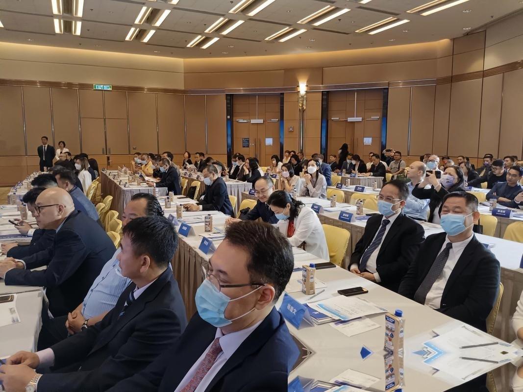 见过一边赔笑脸套近乎，一边在背后乱捅刀子的吗？
这两天在香港开完会，菲律宾财长吴