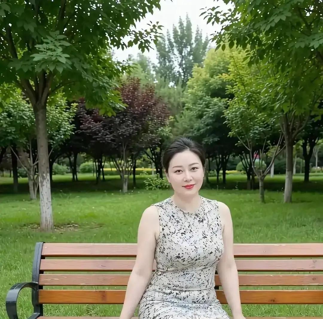 人活到四五十岁才明白，最舒服的日子，很多时候反而是最容易把人拖垮的坑。

我见过