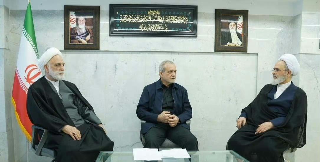 这三人现在是伊朗最高领导层，三人进行了首次会面