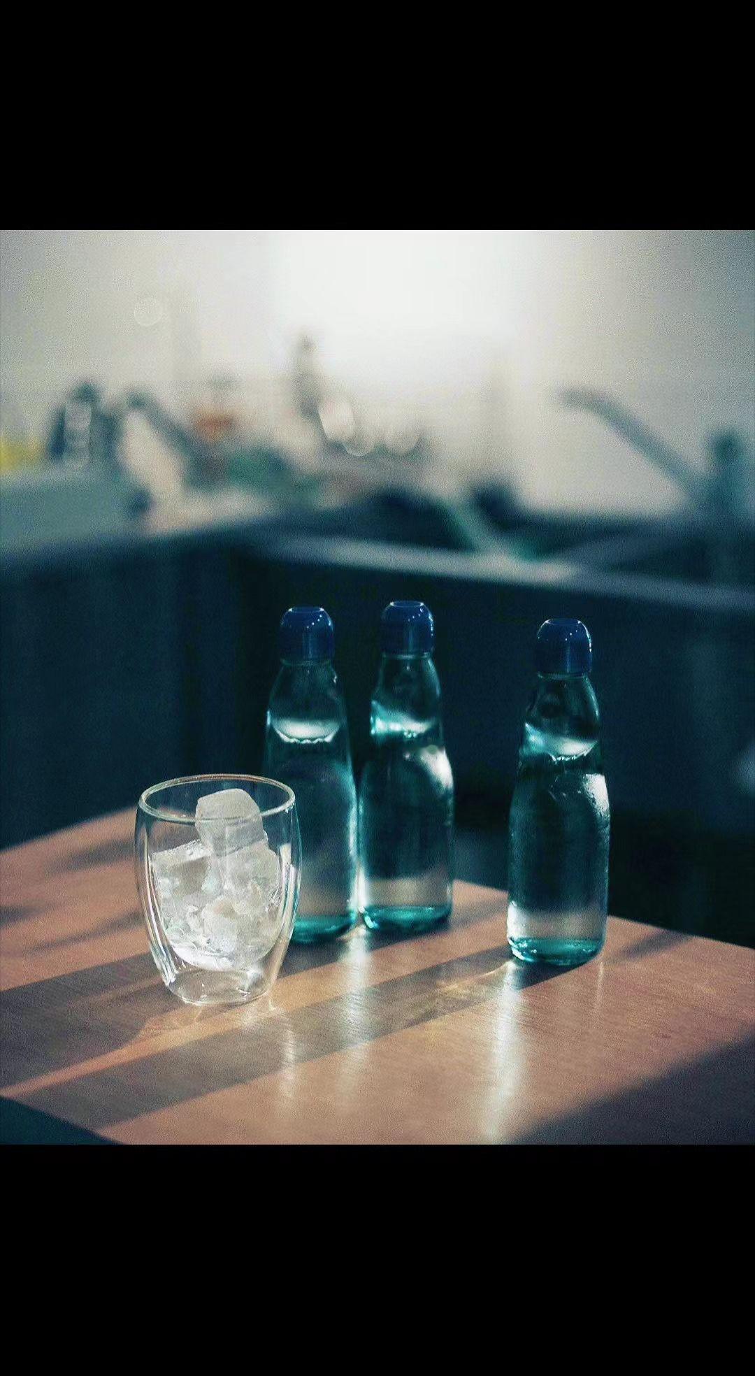 🌿冰在杯里写诗，瓶中月光偷喝了半杯。光影是时间的指纹，夏日忽明忽暗。