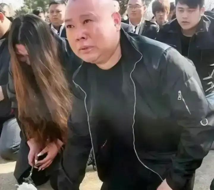 2004年，侯耀文顶着同行反对，硬是把郭德纲收进侯门。

那天在大戏院，老郭磕头