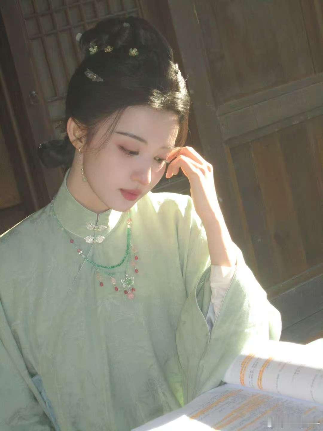 王楚然明制汉服造型王楚然小绿中混进一张小蓝小绿和小蓝都好看！ 