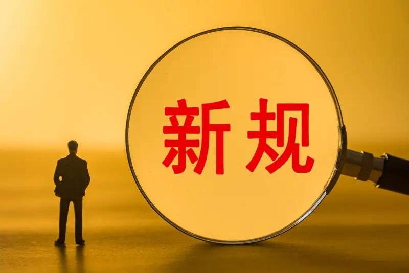 福建骑电动车的朋友注意啦！11月1日起新规定正式施行，骑车玩手机真的要罚50块了