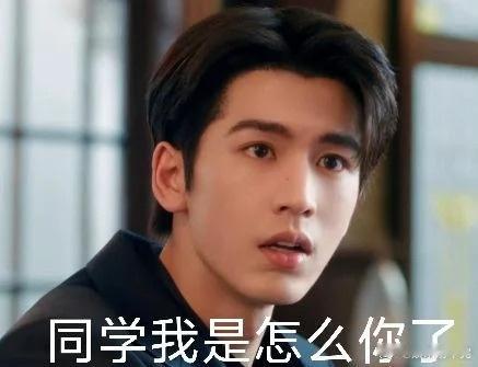 周也紫色暮碟登场好拽周也张凌赫碰拳暮蝶真人版上线！周也一身紫色造型拽感十足，同台