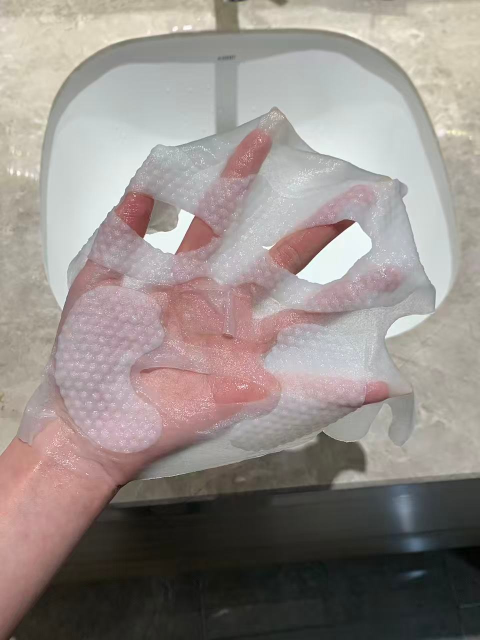近期用到最爱的面膜！消肿效果很～好～是蛮特别的四合一面膜，有分区膜布，除了底膜还