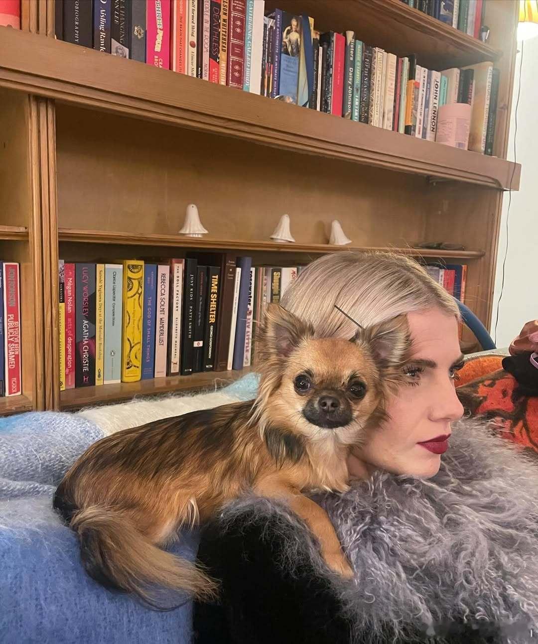 Lucy Boynton露西宝通和她的小狗Maude，都是大眼睛长睫毛的精致脸 