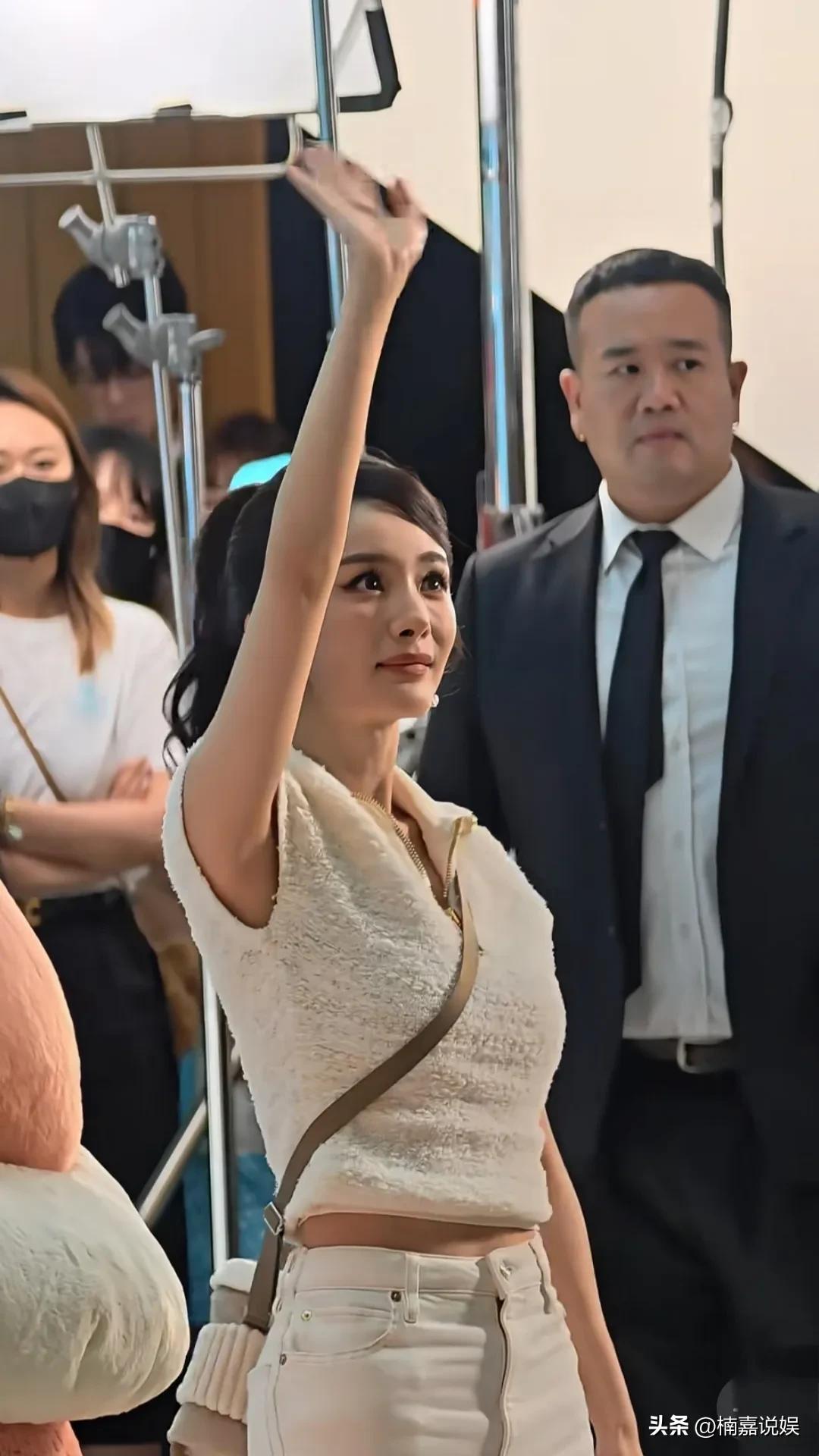 杨幂这脸还是好权威啊，感觉她可以出一本关于美容的书了！
杨幂现身上海参加活动，高