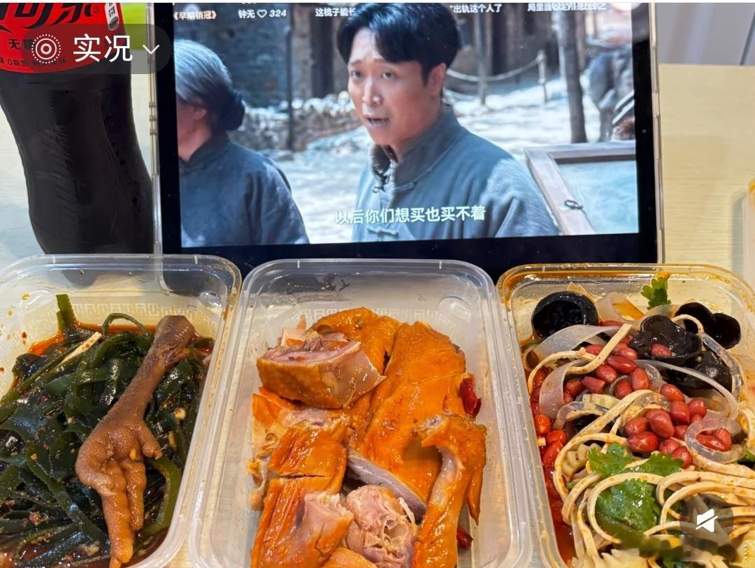 不是俺的娘呀是俺的粮啊看《生万物》愣是看出饿狼传说效果🤣 演员蹲田埂啃饼子香得